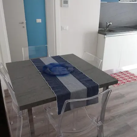 Al 13 Blu Apartment